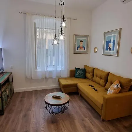 Luxury With Patio In The Heart Of