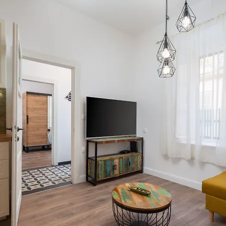 Luxury With Patio In The Heart Of *