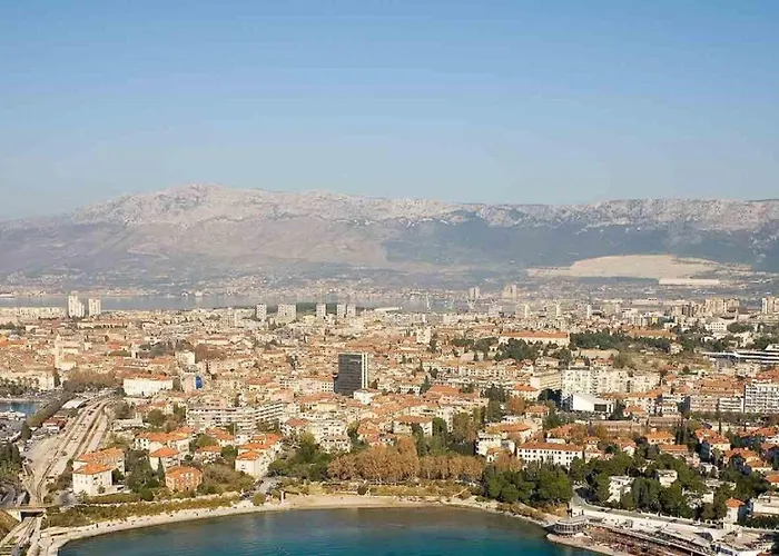 Luxury With Patio In The Heart Of