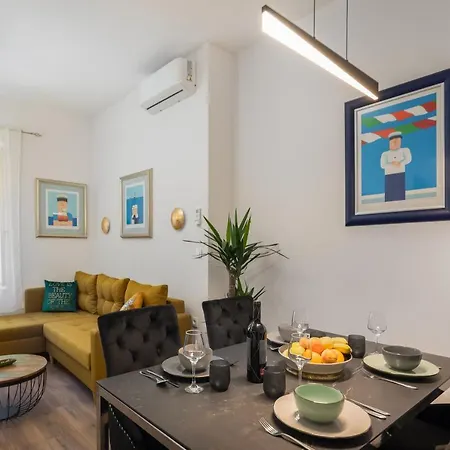 Luxury With Patio In The Heart Of Apartment *