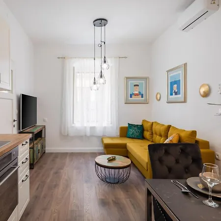 Luxury With Patio In The Heart Of Apartment *
