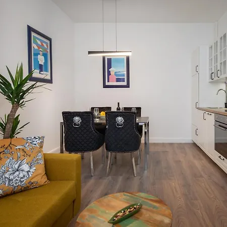 Luxury With Patio In The Heart Of Apartment Split