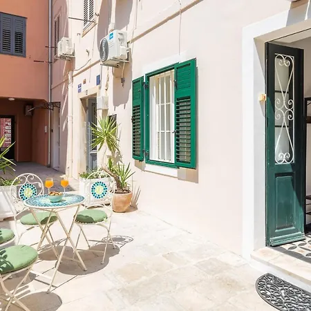 Luxury With Patio In The Heart Of Apartment