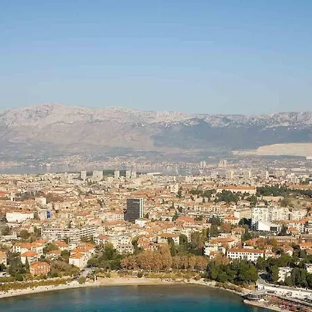 Luxury With Patio In The Heart Of