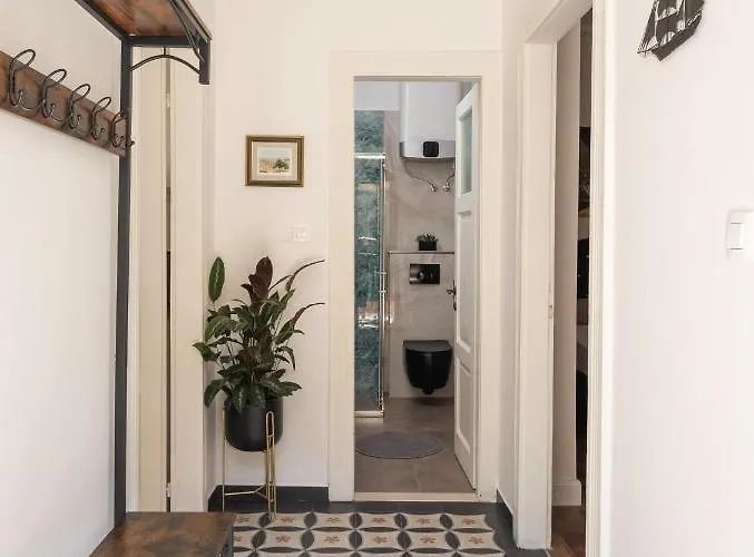 Luxury With Patio In The Heart Of