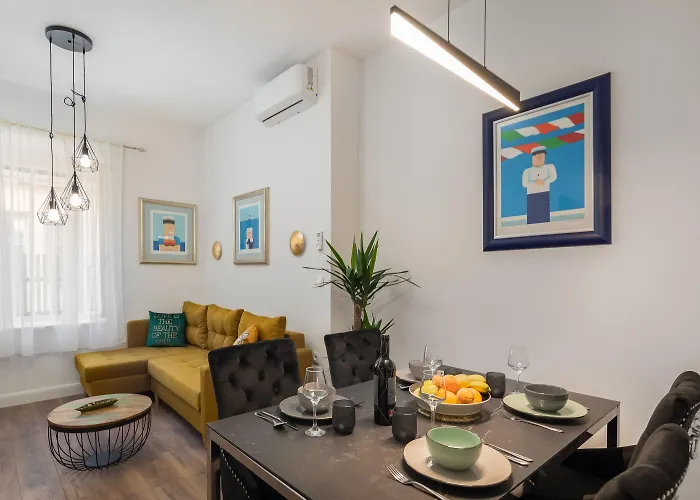 Luxury With Patio In The Heart Of