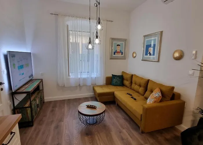 Luxury With Patio In The Heart Of